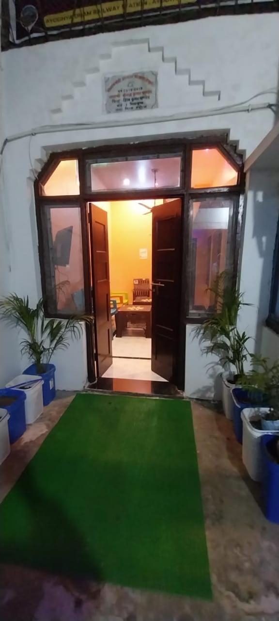 Отель Aadi Shakti Bhawan Ayodhya Экстерьер фото